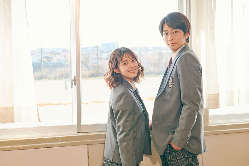 左から矢作穂香、佐藤寛太。